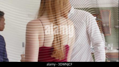 Stehende Frau mit blonden Haaren in weinrotem Kleid zu Hause, gerahmte Kunst, Theke und Wellenüberzug Stockfoto