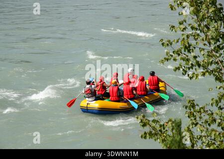 Russland Gorny Altai Katun Fluss 22. Juni 2025. Gruppe von 10 Personen Rafting in einem Boot auf dem schnellen Fluss. Abenteuertourismus und extremer Wassersport in Mount Stockfoto