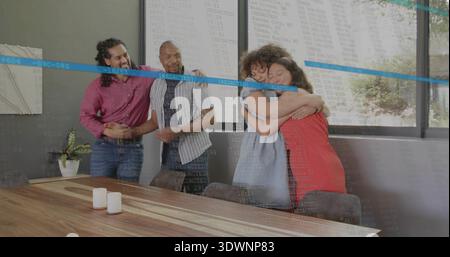 Zwei Frauen in rotem Kleid und hellblauem Kleid am Konferenztisch mit blauem Band Stockfoto