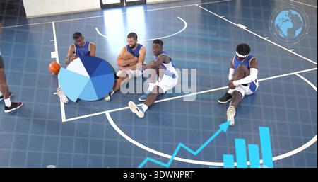 Sitzende männliche Basketballspieler in blau weißen Trikots auf dem Fitnessplatz, mit Basketball und Charts Stockfoto