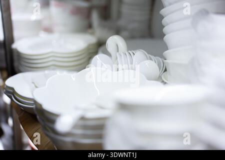 Weiße Keramikteller und -Schüsseln stapeln sich in einem Küchenartikelgeschäft in Shanghai China Stockfoto