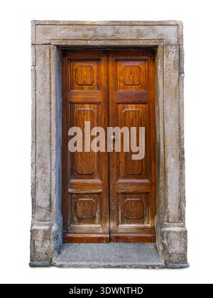 Antike Holztür in einem Steinrahmen, typisch für historische italienische Gebäude. Isoliert auf weiß mit Beschneidungspfad. Stockfoto
