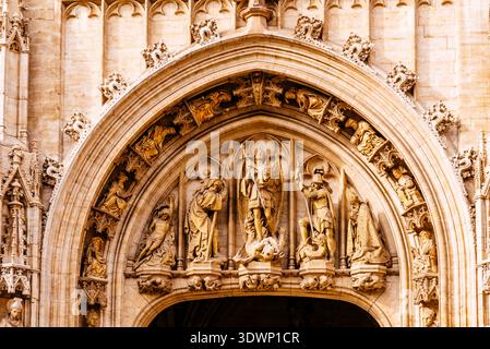 Das Tympanum des Portals. Das Rathaus der Stadt Brüssel ist ein Wahrzeichen und befindet sich auf der Südseite des Grand-Place/Grote Markt. Stockfoto