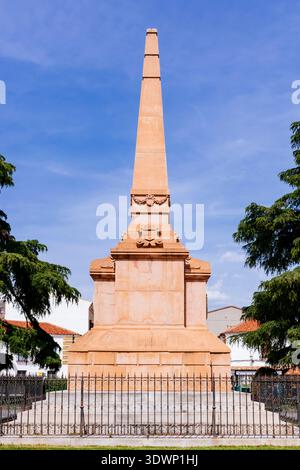 Nachbildung des Obelisken, der 1912 zur Erinnerung an die Schlacht von Las Navas de Tolosa errichtet wurde. Plaza de Las Delicias, La Carolina, Jaén, Andalucía, Spanien, Eu Stockfoto