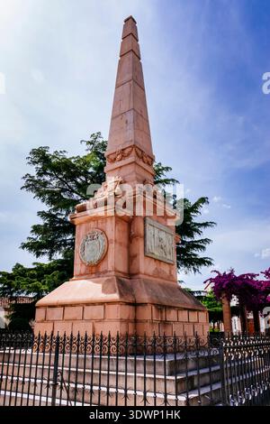 Nachbildung des Obelisken, der 1912 zur Erinnerung an die Schlacht von Las Navas de Tolosa errichtet wurde. Plaza de Las Delicias, La Carolina, Jaén, Andalucía, Spanien, Eu Stockfoto