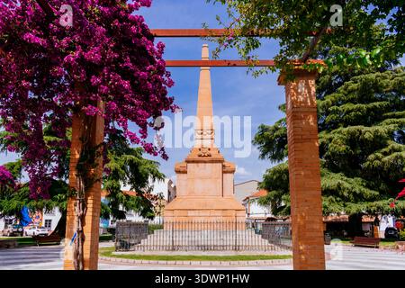 Nachbildung des Obelisken, der 1912 zur Erinnerung an die Schlacht von Las Navas de Tolosa errichtet wurde. Plaza de Las Delicias, La Carolina, Jaén, Andalucía, Spanien, Eu Stockfoto