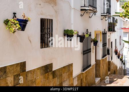 Enge und steile Straße im historischen Zentrum. Yunquera, Málaga, Andalucía, Spanien, Europa Stockfoto