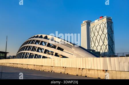 Saint-Denis, Frankreich - 29. Dezember 2025: Baustelle für die moderne Stahlbogenkonstruktion der Franchissement Urbain Pleyel-Brücke entlang der Tour Pleyel-Wolkenkratzer in der Nähe von Paris. Stockfoto