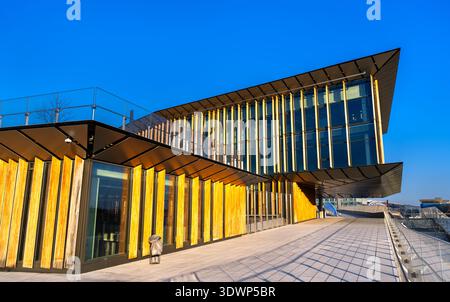 Saint-Denis, Frankreich - 29. Dezember 2025: Sonniger Blick auf die moderne Holz- und Glasarchitektur der neuen Metrostation Saint-Denis Pleyel in der Nähe von Paris. Stockfoto