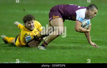 Huddersfields Tuimoala Lolohea wird von George Lawler aus Castleford während des Spiels der Betfred Super League im OneBore Stadium in Castleford angegriffen. Bilddatum: Donnerstag, 26. Februar 2026. Stockfoto