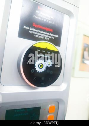 Redaktionelle Aufnahme einer modernen automatisierten Kaffeemaschine-Schnittstelle. Mit kreisförmigem Display mit Zahnradsymbolen und Text „Machine Processing“ (Maschinenbearbeitung), hervorgehoben Stockfoto