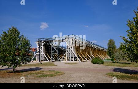 Goldap City Graduation Tower, eine große Holzstruktur gefüllt mit Schwarzdorn-Reisig, die gesunde Salz-Aerosole für Wellness Stockfoto