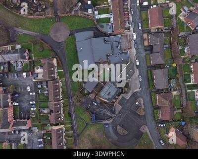 Blick aus der Vogelperspektive auf Liverpool mit langen Häuserreihen und Hauptstraßen, die durch die Stadt führen. Stockfoto