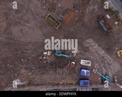 Blick aus einem Hochwinkel auf einen verlassenen Industriehof in Liverpool mit verstreuten Trümmern und leerem Land. Stockfoto