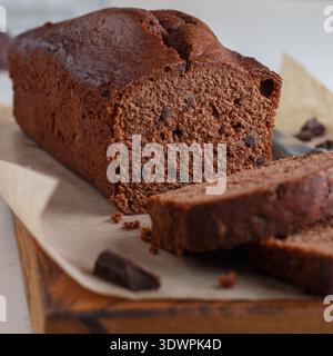 Hausgemachtes, frisch gebackenes Schokoladen-Pfund-Kuchenbrot. Köstliches hausgemachtes Dessert. Schnitte auf einem Schneidebrett. Selektiver Fokus Stockfoto