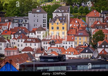 Ein erhöhter Panoramablick zeigt die charmanten und dicht gepackten traditionellen farbenfrohen Holzhäuser mit roten Ziegeldächern an den Hängen Stockfoto