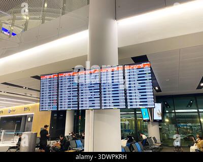 Istanbul, Türkei - 20. Oktober 2025: Fluginformationstafel mit mehreren Bildschirmen, die Flugpläne und Status in einem modernen Flughafen anzeigen Stockfoto