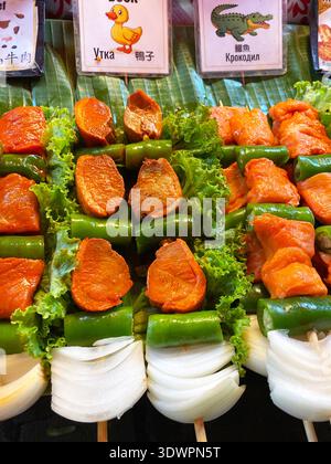 Phuket, Thailand - 28. Oktober 2025: Gegrillter Lachs und Gemüsespieß auf einem Bananenblatt auf einem Street Food Markt in Thailand mit sichtbaren s Stockfoto