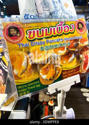 Phuket, Thailand - 29. Oktober 2025: Menüschild mit thailändischem knusprigem Pfannkuchen (Kanom Buang) mit Bildern des Gerichts und thailändischem Text, Währung sichtbar in Stockfoto