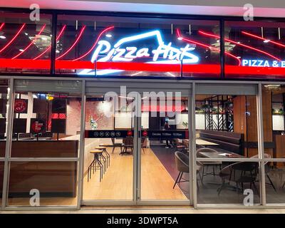 Phuket, Thailand - 29. Oktober 2025: Außenansicht eines Pizza Hut Restaurants mit hellen Schildern und einem Blick auf die moderne Inneneinrichtung mit Sitzgarnitur Stockfoto