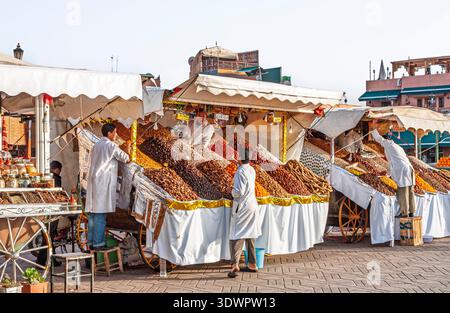 Markt in Jemaa el-Fnaa, weltberühmter Platz in der Medina von Marrakesch, Marokko: Typischer Stand mit getrockneten Früchten und Nüssen Stockfoto