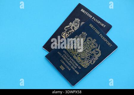 Britische und Gibraltar-Pässe aus nächster Nähe auf dem Tisch. Amtliche Dokumente für Bürger des Vereinigten Königreichs. Reisebegriff und Tourismusbegriff Stockfoto