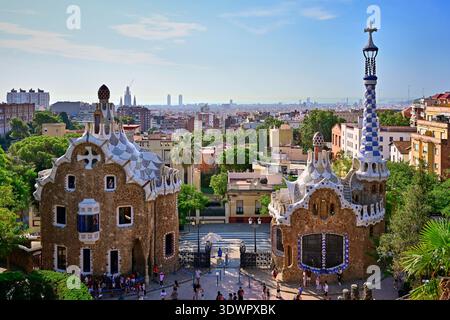 Der Blick vom Park Güell über die Stadt Barcelona mit der Sagrada Familia in der Ferne Stockfoto