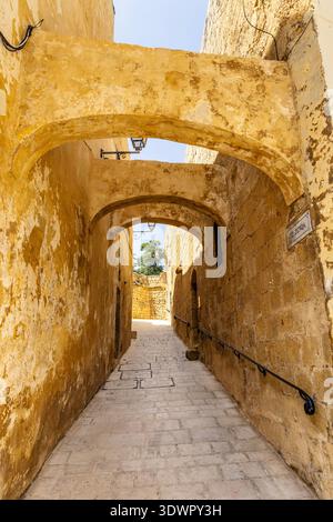 Enge Gasse mit Bögen in der Zitadelle, Victoria, Gozo, Malta Stockfoto