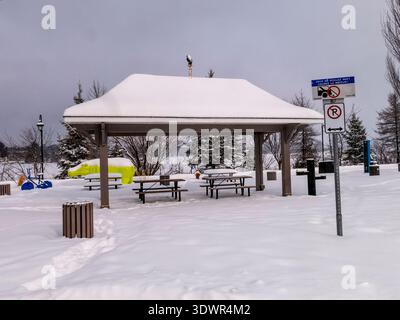 Winter im Lac Boivin in Granby, Quebec, Kanada. Die Gegend um das Touristeninformationsbüro ist beliebt, um eine Tour um den See zu beginnen, im Sommer oder Winter Stockfoto