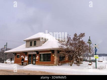 Winter im Lac Boivin in Granby, Quebec, Kanada. Die Gegend um das Touristeninformationsbüro ist beliebt, um eine Tour um den See zu beginnen, im Sommer oder Winter Stockfoto