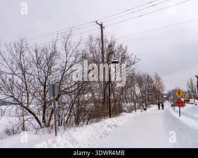 Winter im Lac Boivin in Granby, Quebec, Kanada. Die Gegend um das Touristeninformationsbüro ist beliebt, um eine Tour um den See zu beginnen, im Sommer oder Winter Stockfoto
