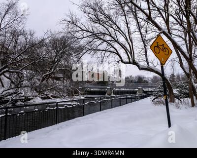 Winter im Lac Boivin Area in Granby, Quebec, Kanada. Der Damm unterhalb der Rue de la Gare über den Yamaska River. Stockfoto