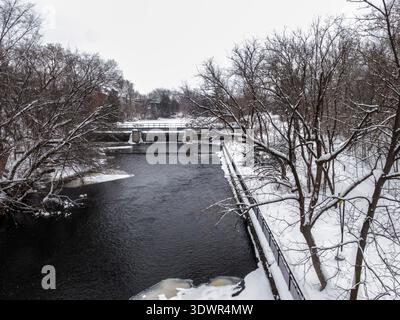 Winter im Lac Boivin Area in Granby, Quebec, Kanada. Der Damm unterhalb des Rue Mountain über den Yamaska River. Stockfoto