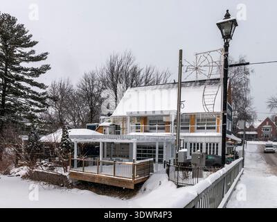 Winter im Lac Boivin Area in Granby, Quebec, Kanada. An der Rue de la Gare befindet sich das Restaurant Café de La Brûlerie. Stockfoto