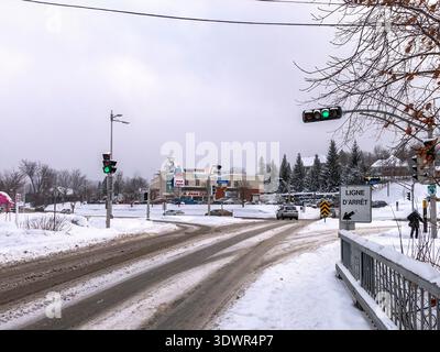 Winter im Lac Boivin in Granby, Quebec, Kanada. Blick von der Brücke an der Rue de la Gare in Richtung Rue Denison Est Stockfoto