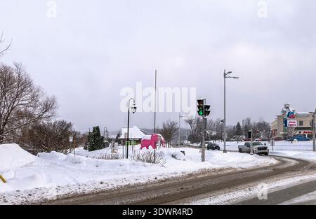 Winter im Lac Boivin in Granby, Quebec, Kanada. Blick von der Brücke an der Rue de la Gare in Richtung Rue Denison Est Stockfoto
