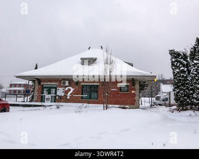 Winter im Lac Boivin in Granby, Quebec, Kanada. Die Gegend um das Touristeninformationsbüro ist beliebt, um eine Tour um den See zu beginnen, im Sommer oder Winter Stockfoto