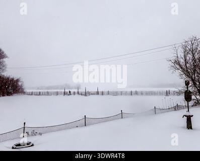 Winter im Lac Boivin in Granby, Quebec, Kanada. Die Gegend um das Touristeninformationsbüro ist beliebt, um eine Tour um den See zu beginnen, im Sommer oder Winter Stockfoto