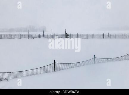 Winter im Lac Boivin in Granby, Quebec, Kanada. Die Gegend um das Touristeninformationsbüro ist beliebt, um eine Tour um den See zu beginnen, im Sommer oder Winter Stockfoto