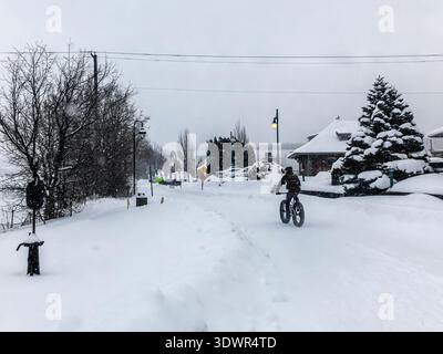 Winter im Lac Boivin in Granby, Quebec, Kanada. Die Gegend um das Touristeninformationsbüro ist beliebt, um eine Tour um den See zu beginnen, im Sommer oder Winter Stockfoto