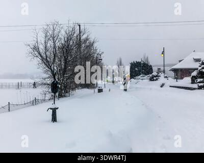Winter im Lac Boivin in Granby, Quebec, Kanada. Die Gegend um das Touristeninformationsbüro ist beliebt, um eine Tour um den See zu beginnen, im Sommer oder Winter Stockfoto