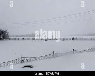 Winter im Lac Boivin in Granby, Quebec, Kanada. Die Gegend um das Touristeninformationsbüro ist beliebt, um eine Tour um den See zu beginnen, im Sommer oder Winter Stockfoto