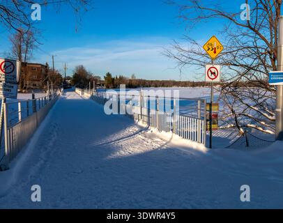 Winter im Lac Boivin in Granby, Quebec, Kanada. Die Gegend um das Touristeninformationsbüro ist beliebt, um eine Tour um den See zu beginnen, im Sommer oder Winter Stockfoto
