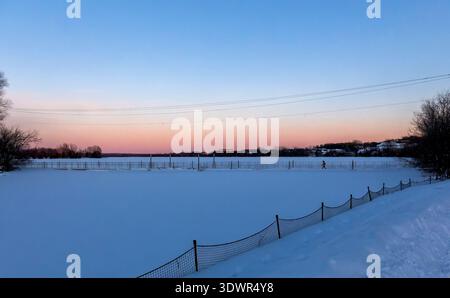 Winter im Lac Boivin in Granby, Quebec, Kanada. Die Gegend um das Touristeninformationsbüro ist beliebt, um eine Tour um den See zu beginnen, im Sommer oder Winter Stockfoto
