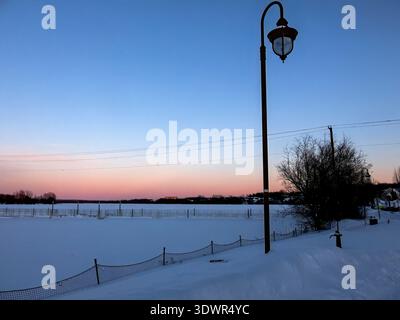 Winter im Lac Boivin in Granby, Quebec, Kanada. Die Gegend um das Touristeninformationsbüro ist beliebt, um eine Tour um den See zu beginnen, im Sommer oder Winter Stockfoto
