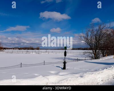 Winter im Lac Boivin in Granby, Quebec, Kanada. Die Gegend um das Touristeninformationsbüro ist beliebt, um eine Tour um den See zu beginnen, im Sommer oder Winter Stockfoto