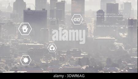 Zeigt Hochhäuser und Dächer, die in trübem Smog über der Innenstadt aufsteigen, mit sechseckiger Benutzeroberfläche und numerischen Daten Stockfoto