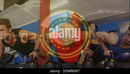 Männlicher Mittelmann in rotem Sportrikot, der Liegestütze auf Kettlebells im Fitnessstudio macht, HUD-Überzug Stockfoto