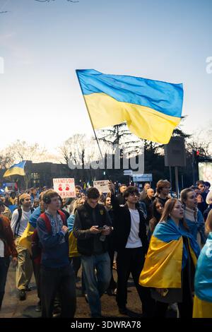 Eine Gruppe junger Erwachsener, meist im Alter von 20, versammelte sich am 24. Februar 2026 in Toulouse, Frankreich. ukrainische Fahnen und Schilder halten, die nach Erbse rufen Stockfoto