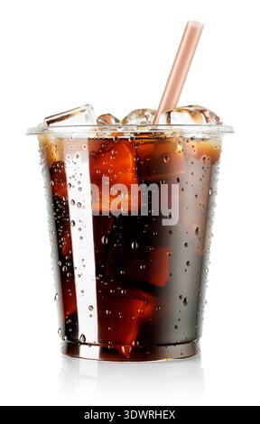 Eiskaffee in einer beschlagenen Einweg-Plastiktasse mit Strohhalm isoliert auf weißem Hintergrund Stockfoto